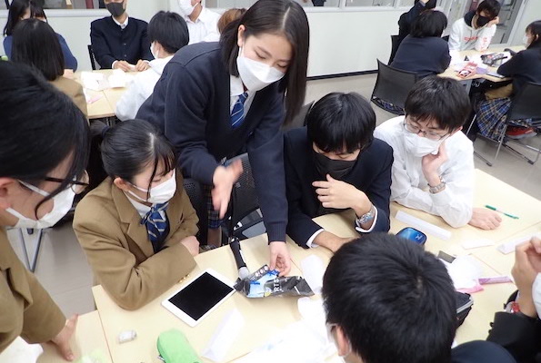 品川女子学院の中高生、開成で生理の授業