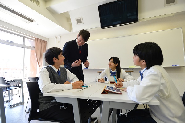 ネイティブの授業は英語で英語を学ぶだけでなく他教科も英語で学ぶ