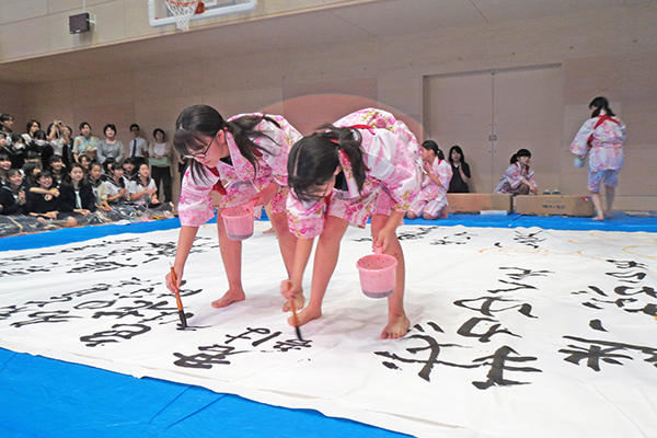 大妻中野中学校_秋桜祭（文化の部）恒例の書道パフォーマンス♪