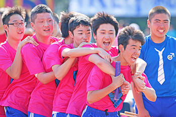 足立学園中学校_体育祭は騎馬戦や棒倒しもあり、迫力満点！