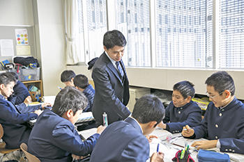 足立学園中学校_道徳の授業ではテーマに沿ってグループで話し合うことも