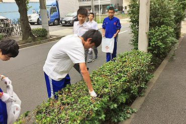 足立学園中学校_年に数回、学校周辺の道路などでゴミ拾いや清掃を実施