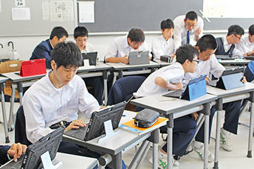 足立学園中学校_タブレットはほとんどの授業で活用。各自で管理して自宅にも持ち帰る