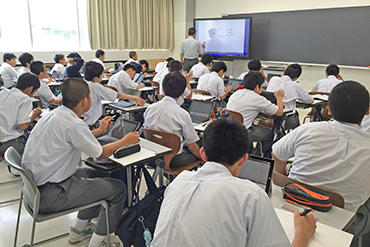 足立学園中学校_電子黒板を使えば見せられる資料や動画が増え、理解度がアップ