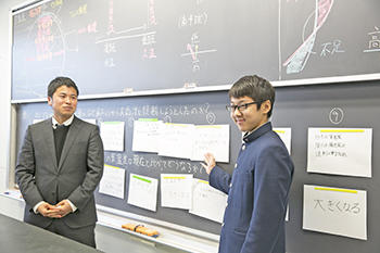 足立学園中学校_生徒同士で話し合って解き方を考え、発表する場面も増えた