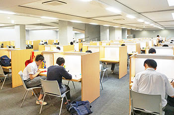 足立学園中学校_朝も放課後も自習室は静かな熱気に満ちている