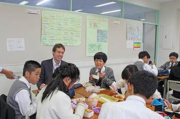八王子学園_昼食風景_中学校