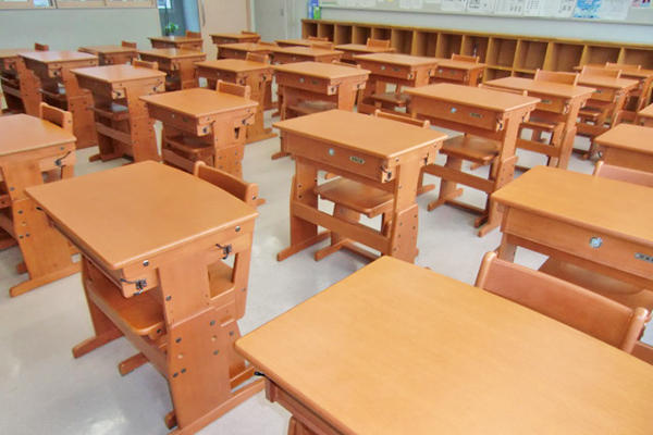 自修館中等教育学校_入学前に自分用の机とイスを自分で組み立てるのが自修館流。