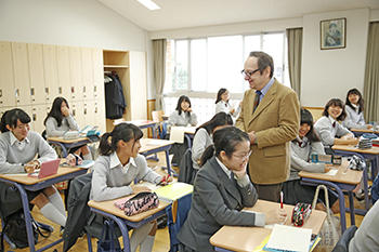 晃華学園_ネイティブ教員は現在４名が在籍。本物の英語力を身につけます。