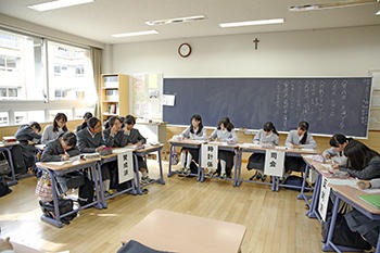 晃華学園_国語の授業で行われる「ディベート」では賛成派・反対派に分かれて議論を展開！