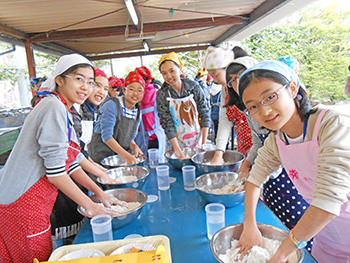 晃華学園_中１のオリエンテーション合宿では「ほうとう作り」に挑戦！