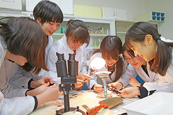 大妻中野中学校_理科の実験風景