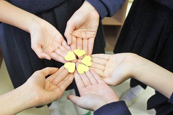 相模女子大学中学部_ハート型の紙片にあいた0.1mmの穴で受精卵の大きさを実感する