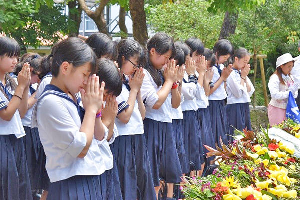 相模女子大学中学部_沖縄修学旅行ではひめゆりの塔を訪れて戦争と命について考える