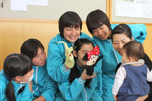 相模女子大学中学部_卒業生ネットワークを生かして、卒業生と赤ちゃんをゲストティーチャーに迎える