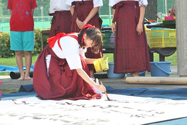 相模女子大学中学部_書道部は相生祭でパフォーマンスを披露