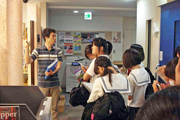 聖徳大学附属女子_中２では職業体験を実施。訪問先は新聞社や航空会社、銀行、病院など多岐にわたる