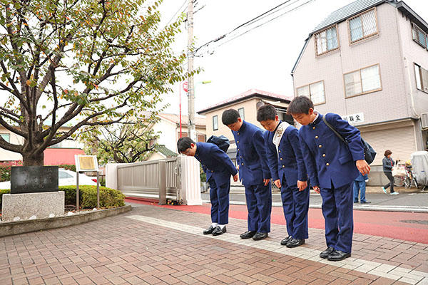 世田谷学園_校門での「一礼」は世田谷学園の伝統