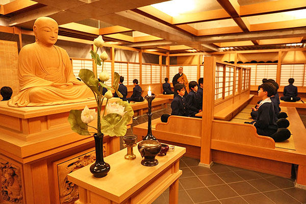 世田谷学園_禅堂での坐禅