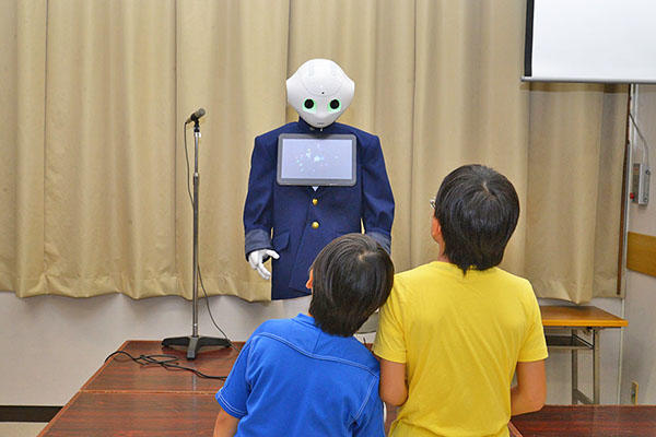 世田谷学園_昨年のオープンキャンパスでは「ペッパー君」がお出迎え！
