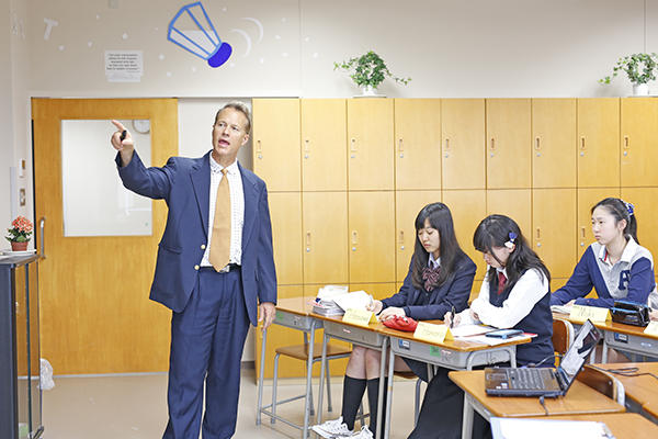 浦和ルーテル学院_ネイティブスピーカーによる英会話授業で、早い段階から「四技能」を育成します。