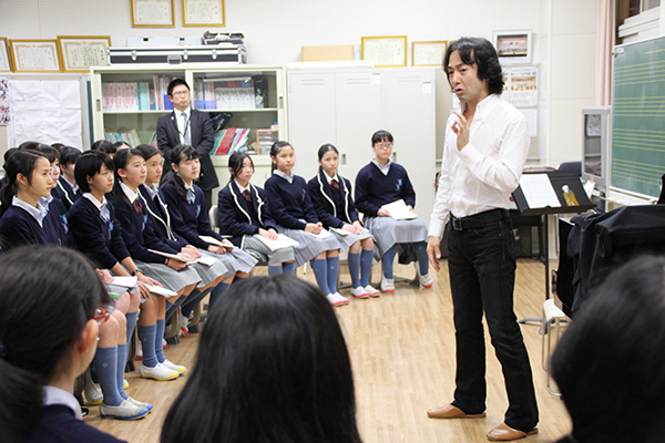 聖セシリア女子中学校_秋川雅史さんの指導を受けるコーラス部