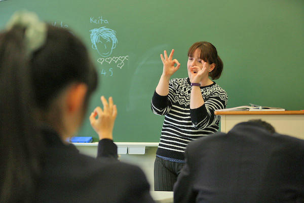 城西大城西_ネイティブスピーカーの先生からは、高いコミュニケーション能力も学ぶことができます。