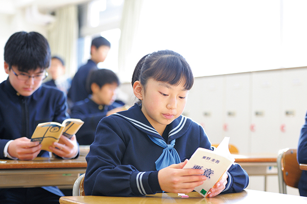武蔵野東中学校_朝の読書