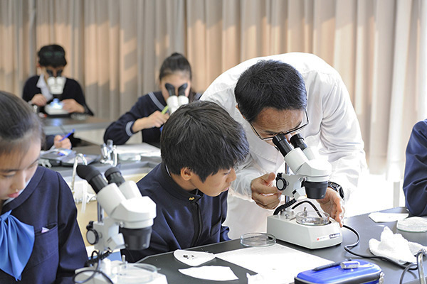 武蔵野東中学校_年間80回の実験・観察