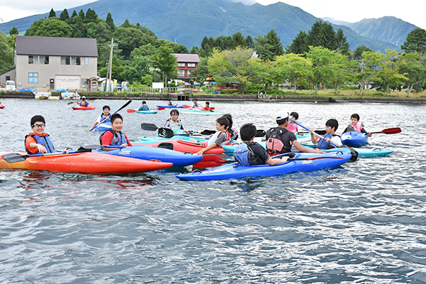世田谷学園_初めてのカヤック体験。30分くらいで操れるようになるとか