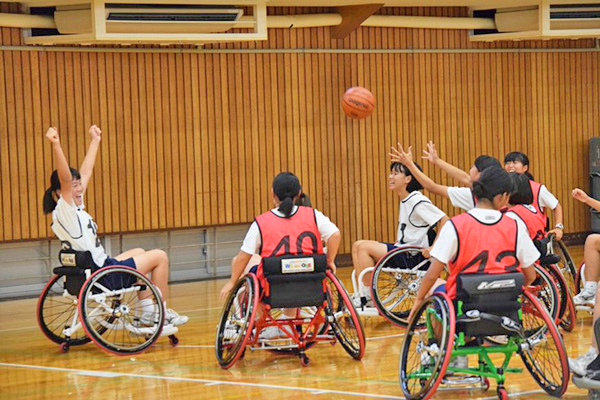 十文字_車椅子バスケットにトライした中３生たち
