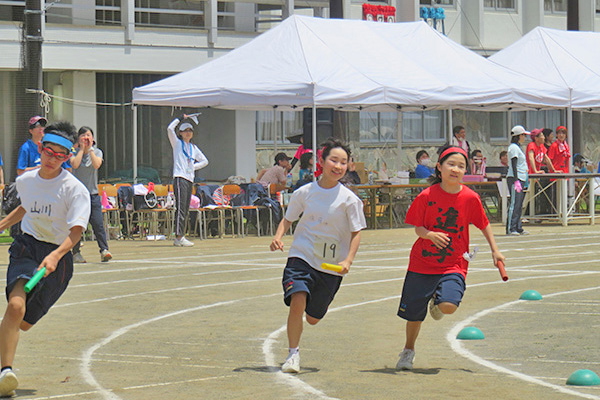 国立音楽大学附属_体育祭は、中高合同の２色対抗戦。ハイライトは２色対抗リレー