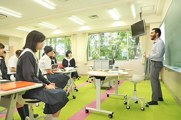 武蔵野大学中学校_対話型で進める英語の授業の様子