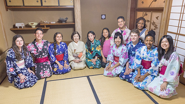 桜美林_オーストラリアの姉妹校から来校した生徒たちと