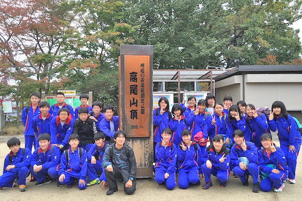 狭山ヶ丘_中１の春は高尾山へ登頂。成長段階に合わせて、難度を設定します。