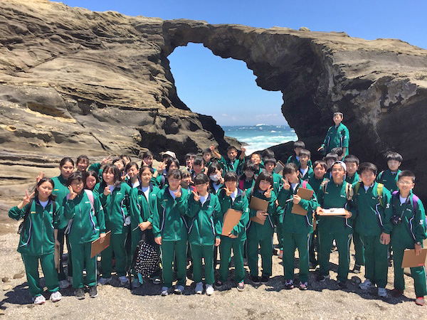 狭山ヶ丘_フィールドワークも豊富。上は城ヶ島海岸馬の背洞門で行われた中２の「理科実習」。