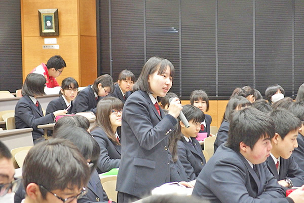 狭山ヶ丘_「課題研究」の発表時には、鋭い質問が投げかけられることも。