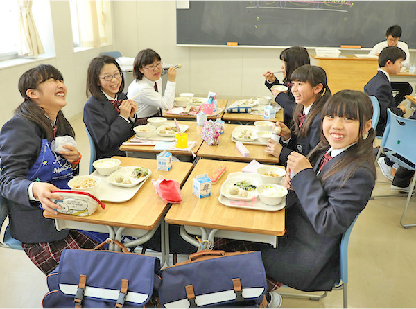 東京成徳深谷_校内では、生徒たちの笑顔が弾けています。