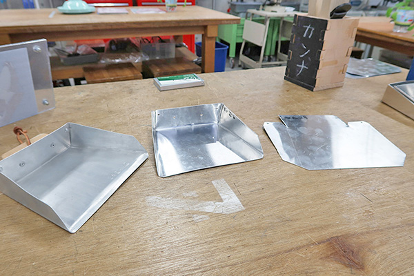 関東学院_金属加工では「ちり取り」を製作。