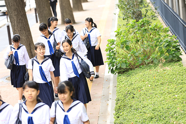 共立女子_シンボルフラワー、沈丁花が香る中を登下校する生徒たち