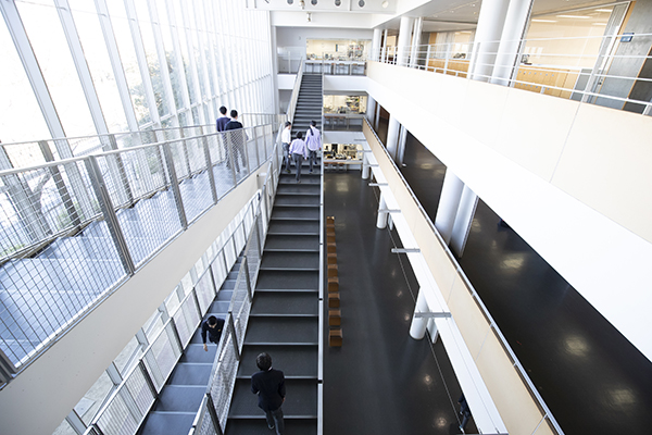 立教新座_中学教室のある２号館は階段部分も吹き抜けに