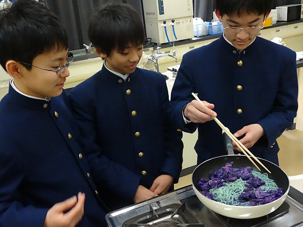 世田谷学園_調理実習ではなく、これも理科の実験！