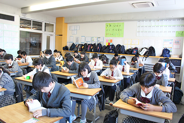 昭和学院_朝読書で集中してから授業を始める