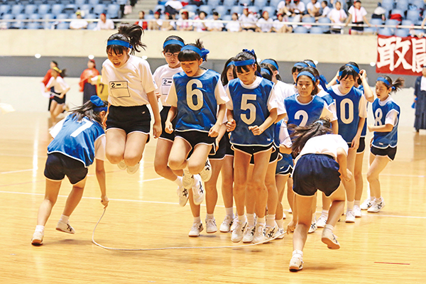 女子聖学院_まさに熱闘を繰り広げる運動会