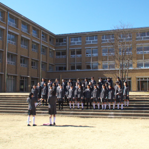 晃華_昼休みに、中庭に出て練習するクラスも