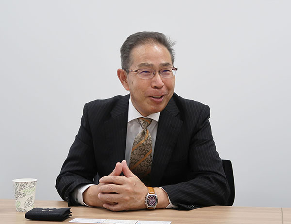 足立学園_校長の井上 実先生は、志の牽引者でありますが、生徒と対等な立場であるように努めています