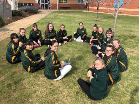 八王子_学校生活を共にするバディとはすっかり仲良しに
