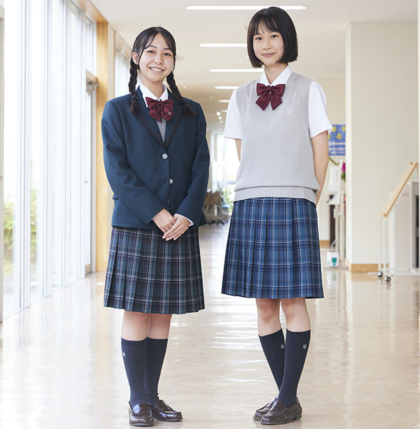 国府台女子_中高の制服の違いは、リボン・ネクタイの色です。6年間通して使用できます（写真は中学制服）