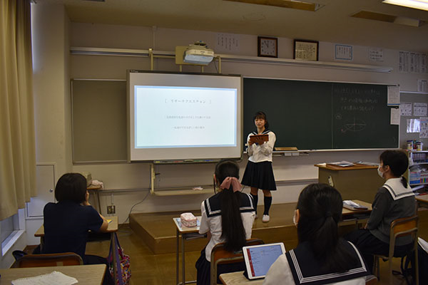 佼成女子_「少人数ゼミナール」の授業風景。同校は毎年｢探究学習」に関連する大会で華々しい成果を上げています