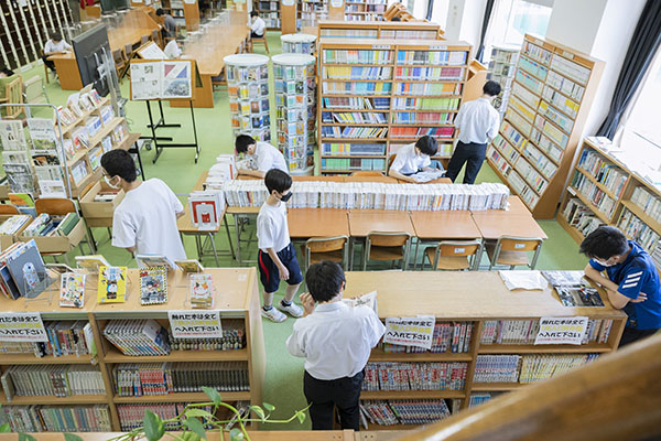 城北_２階建ての図書館にて。蔵書は６万冊
